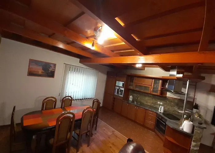 Rodinny Dom Petro S Wallbox Nabijanim Elektromobilu アパート Rabca